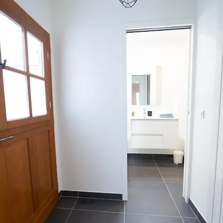 Black White Retreat -