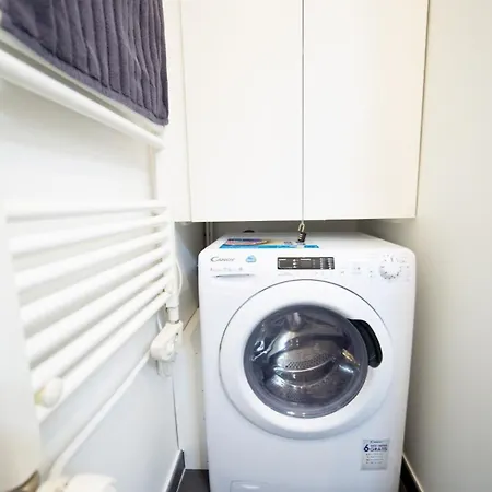 Black White Retreat -